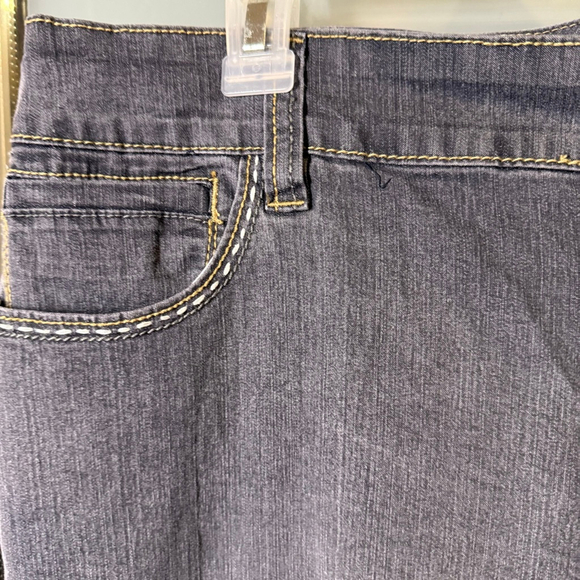 Avenue Jeans Women’s Cropped Gray Denim Size 16 Contrast Stitch Stretch - Picture 2 of 7